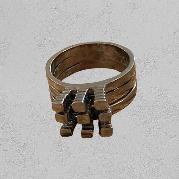 Vintage Brutalist Stacked Bar Sculptural Ring – Mid-Century Modernist Style - Picture 4 of 8